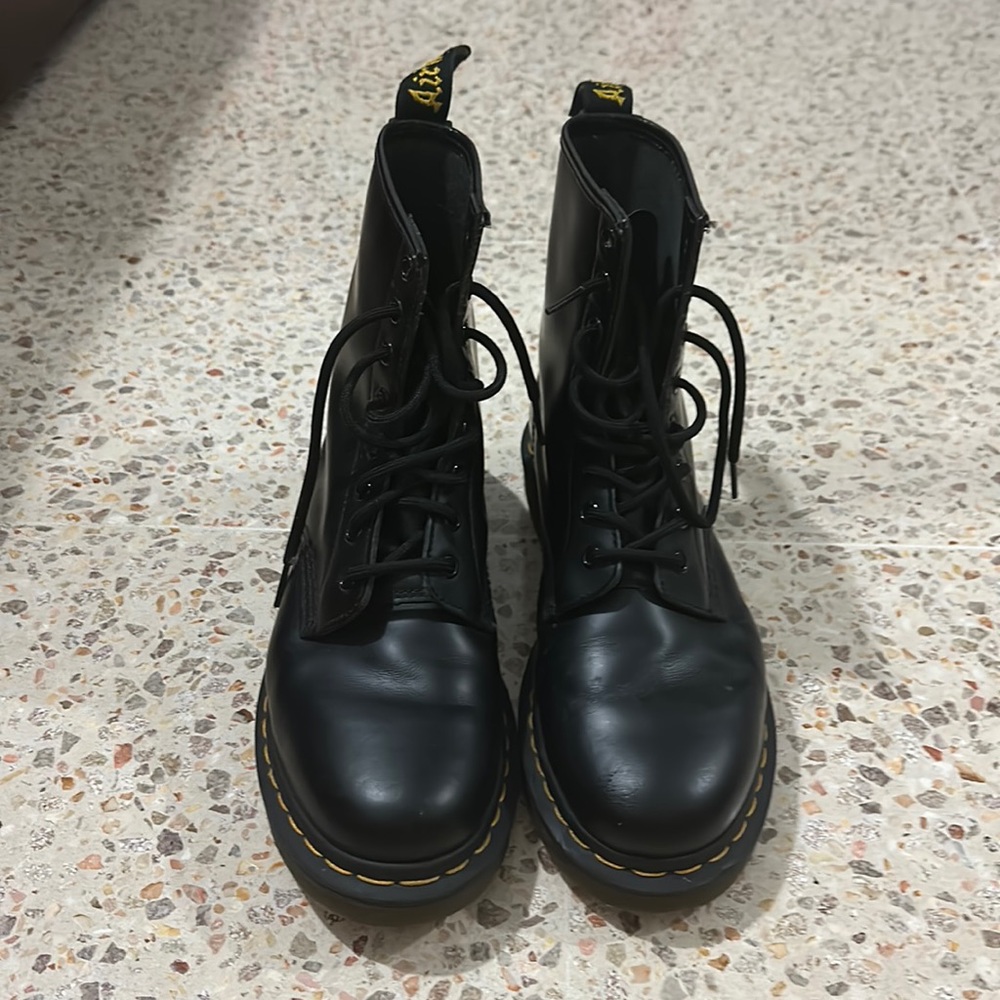 Dr. Martens’s 1460 SMOOTH LEATHER LACE UP BOOTS (Black)